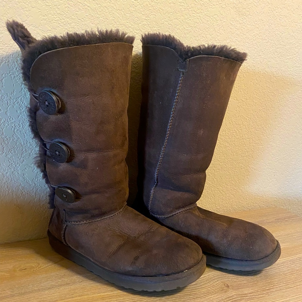 UGG Womens size 8 tall brown Button Bailey Boots.